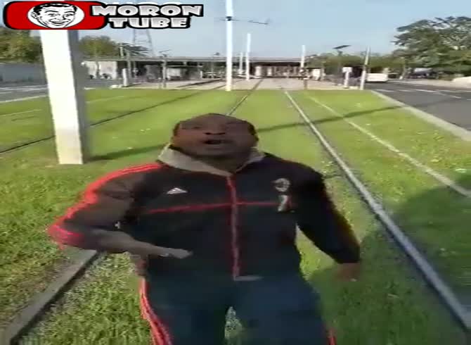Video :A streetcar driver enrages a biker